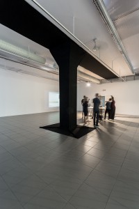 Widmo_ Małgorzata Markiewicz_Czarna kolumna, obiekt, filc techniczny, 2016 (The Black Column, object, technical felt)